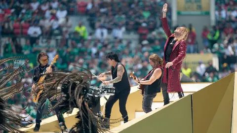 La agrupación mexicana Maná abrió la participación musical con la interpretación de “Oye mi amor” ante miles de aficionados./ AP