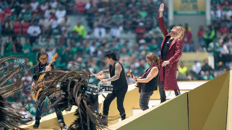 La agrupación mexicana Maná abrió la participación musical con la interpretación de “Oye mi amor” ante miles de aficionados./ AP