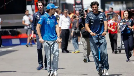 ¡Con actitud mundialista! Franco Colapinto llegó al Gran Premio de Barcelona con jersey de Argentina
