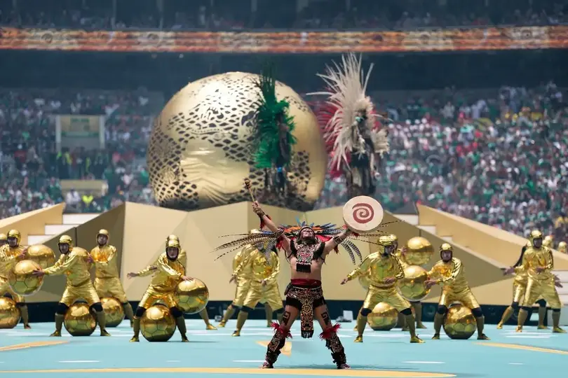 El trofeo de la Copa Mundial FIFA 2026 fue elevado en el centro del campo durante uno de los momentos más simbólicos de la ceremonia./ AP