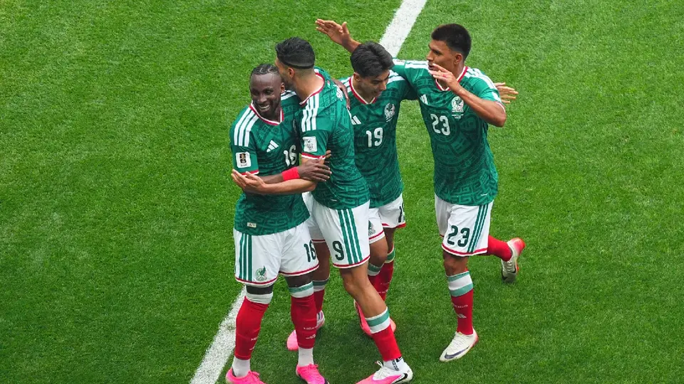 Raúl Jiménez y Julián Quiñones con México | IMAGO7