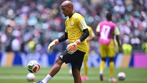 El arquero suplente de Sudáfrica Ricardo Goss con el balón | MEXSPORT