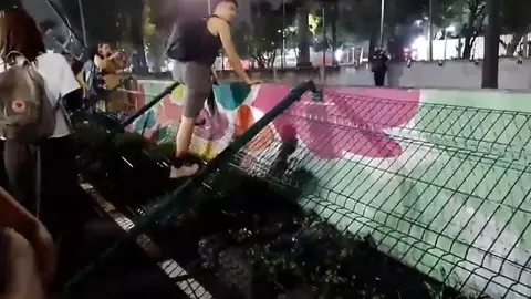 Barrera del Tren Ligero quedó derribada y el transporte público se vio interrumpido | CAPTURA