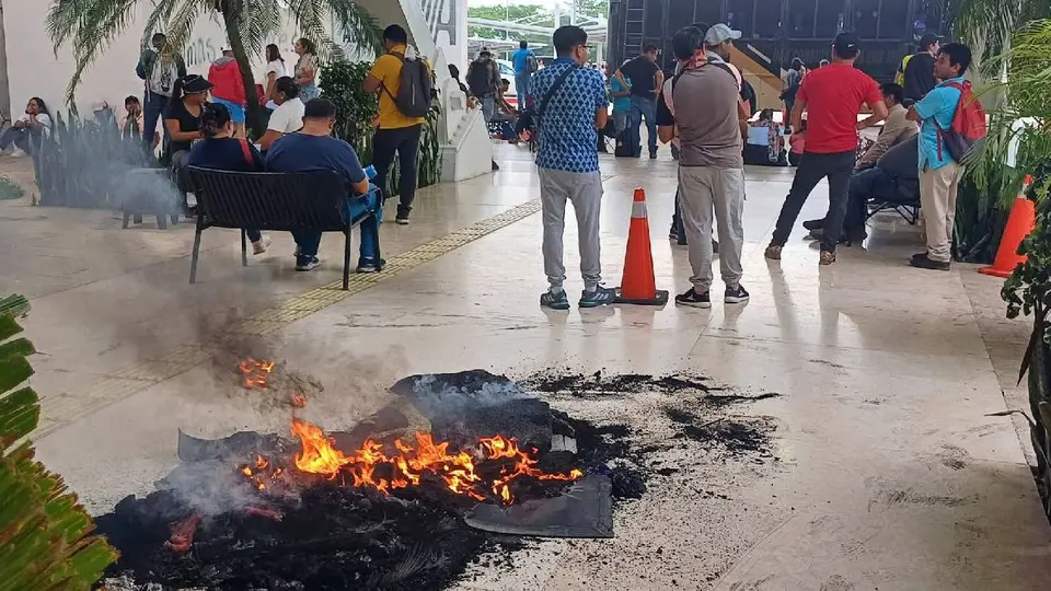 CNTE bloquea aeropuerto de Chiapas y afecta vuelos este 11 de junio