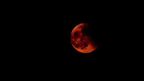 La presencia de partículas en la atmósfera puede intensificar los tonos rojizos de la Luna. / Pixabay
