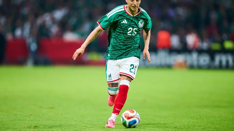 Roberto Alvarado durante el partido ante Sudáfrica | MEXSPORT