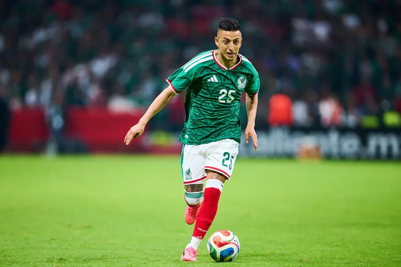 Roberto Alvarado durante el partido ante Sudáfrica | MEXSPORT