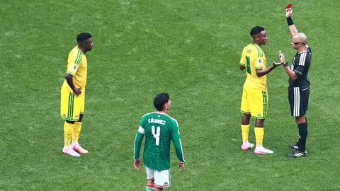 Themba Zwane también fue expulsado | MEXSPORT