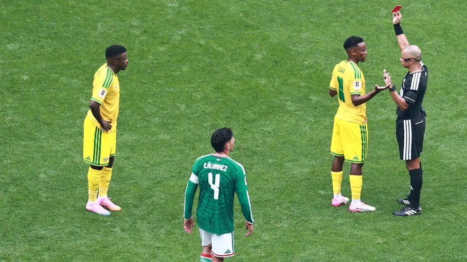 Themba Zwane también fue expulsado | MEXSPORT