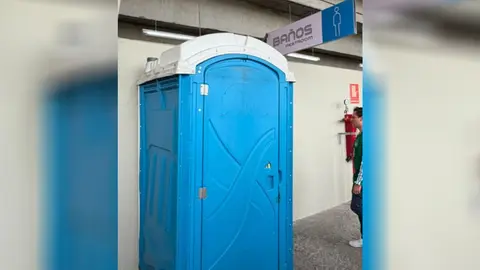 Baños portátiles en el Estadio Azteca | RÉCORD
