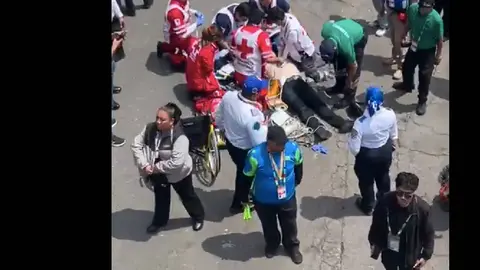Paramédicos realizaron labores de primeros auxilios mientras se resguardaba la zona para facilitar la atención./ Captura de pantalla