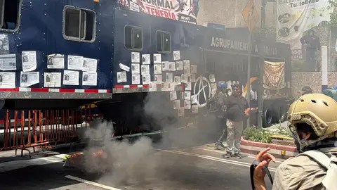 Algunos supuestos integrantes de la CNTE quemaron varias cosas frente a la policía / Jorge Reyes