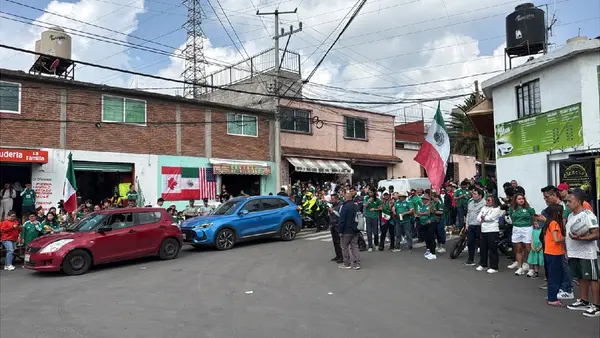 México es una fiesta: Afición se reúne en el CAR para despedir a la Selección