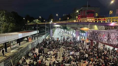 Familias de desaparecidos marcharon rumbo al Estadio Azteca | X @HalconOnce