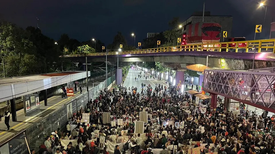 Familias de desaparecidos marcharon rumbo al Estadio Azteca | X @HalconOnce