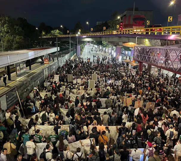 Familias de desaparecidos marcharon rumbo al Estadio Azteca | X @HalconOnce