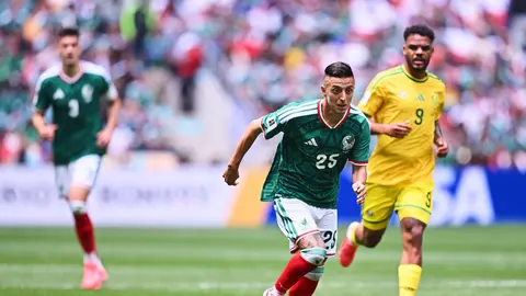 Roberto Alvarado en el partido ante Sudáfrica de la Copa del Mundo | MEXSPORT