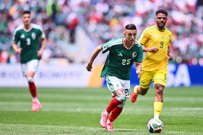Roberto Alvarado en el partido ante Sudáfrica de la Copa del Mundo | MEXSPORT