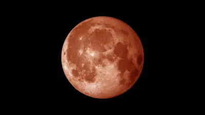 Del naranja al rojo: qué provoca los cambios de color de la Luna