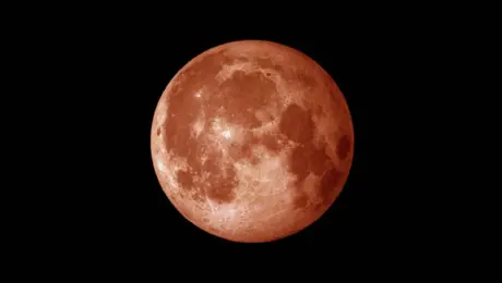 Del naranja al rojo: qué provoca los cambios de color de la Luna