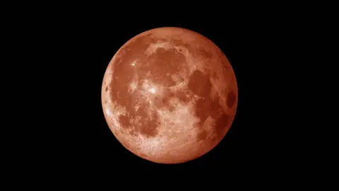 Del naranja al rojo: qué provoca los cambios de color de la Luna