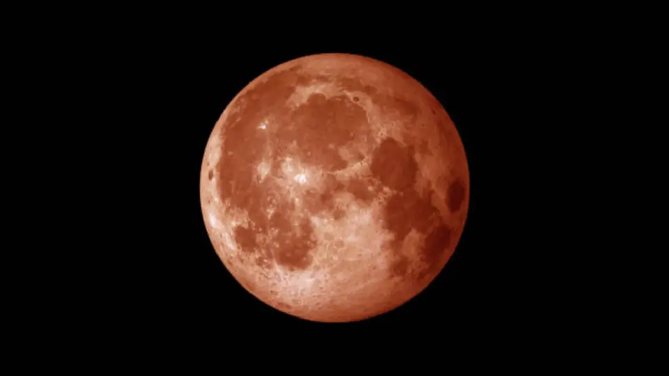 Del naranja al rojo: qué provoca los cambios de color de la Luna