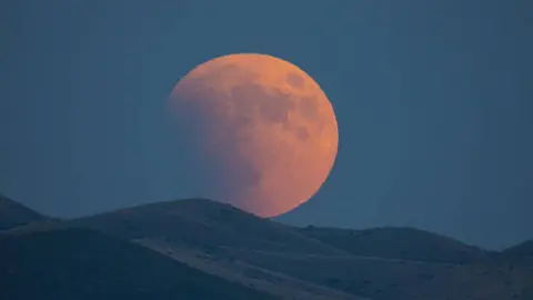 Los tonos anaranjados suelen apreciarse con mayor intensidad cuando la Luna está cerca del horizonte. / Pixabay