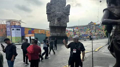 El Zócalo capitalino se convirtió en uno de los principales puntos de reunión para los aficionados que buscan vivir la experiencia del Mundial fuera de los estadios./ X: @_VicenteSerrano