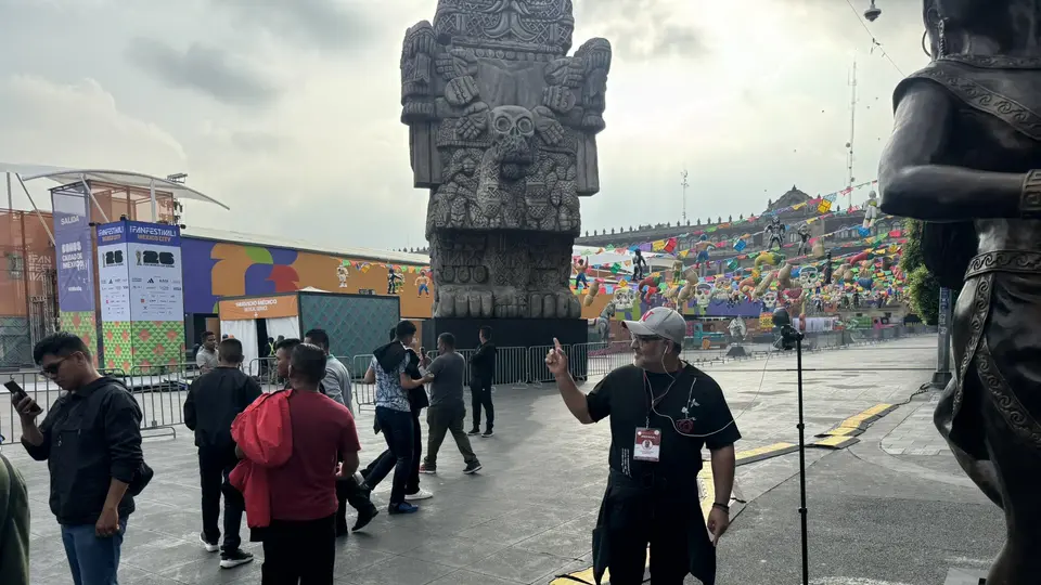 El Zócalo capitalino se convirtió en uno de los principales puntos de reunión para los aficionados que buscan vivir la experiencia del Mundial fuera de los estadios./ X: @_VicenteSerrano