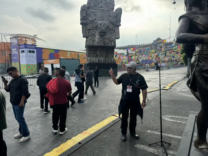 El Zócalo capitalino se convirtió en uno de los principales puntos de reunión para los aficionados que buscan vivir la experiencia del Mundial fuera de los estadios./ X: @_VicenteSerrano