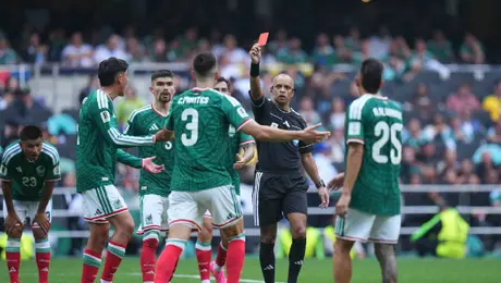 César Montes, séptimo mexicano expulsado en Copa del Mundo