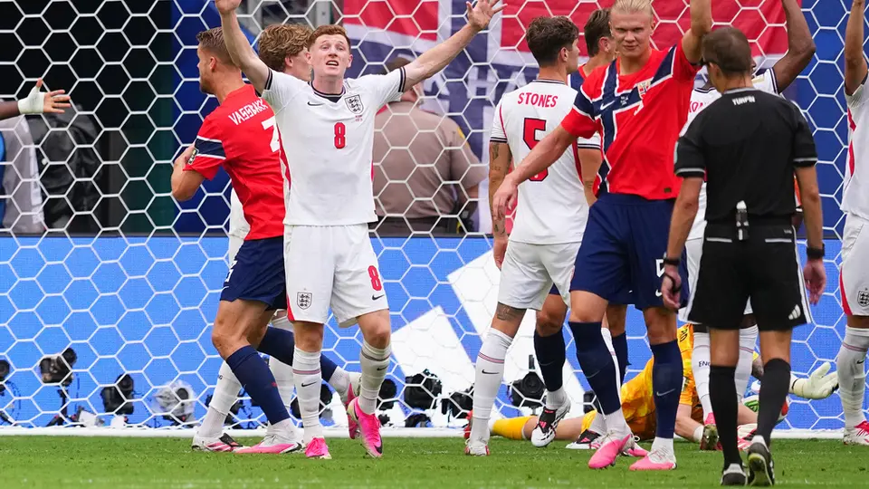 Elliot Anderson y Erling Haaland, jugadores de Inglaterra y Noruega | AP