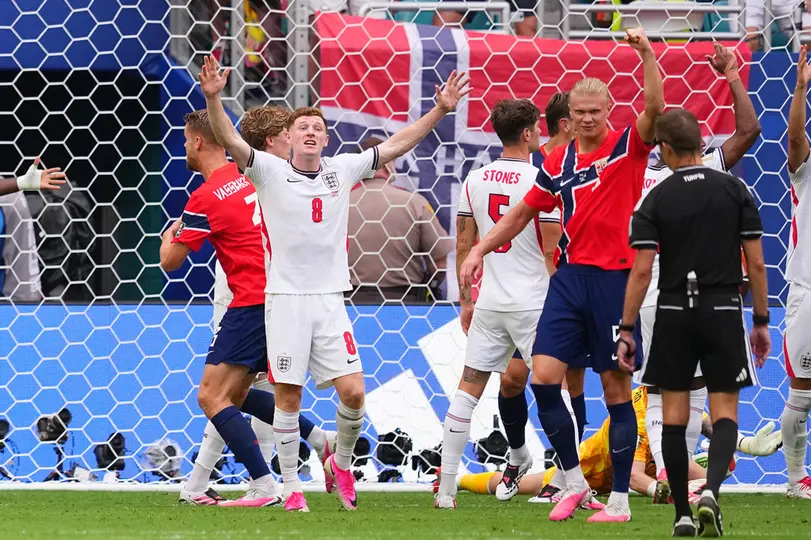 Elliot Anderson y Erling Haaland, jugadores de Inglaterra y Noruega | AP