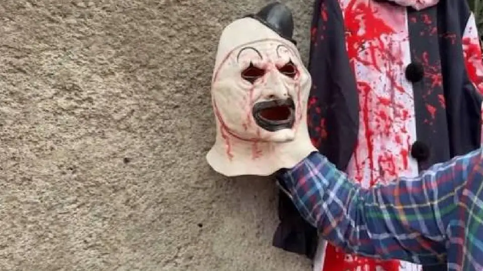 La identidad del "Terrifier" de Morelia fue revelada días después de que sus apariciones se viralizaran en redes sociales. /FB: Revolución social