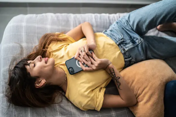 El dilema no siempre es el amor, sino aprender a poner límites a lo que sentimos. / iStock