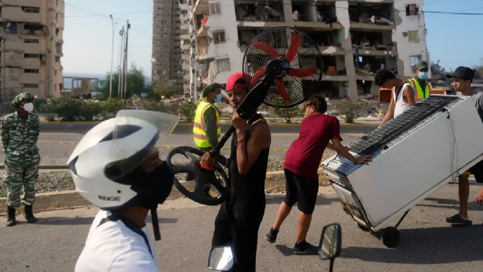 Los equipos de rescate mantienen la búsqueda de posibles sobrevivientes entre los escombros / AP