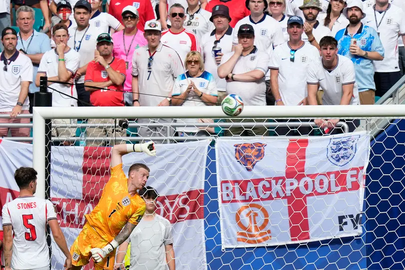 Jordan Pickford ante Noruega | AP