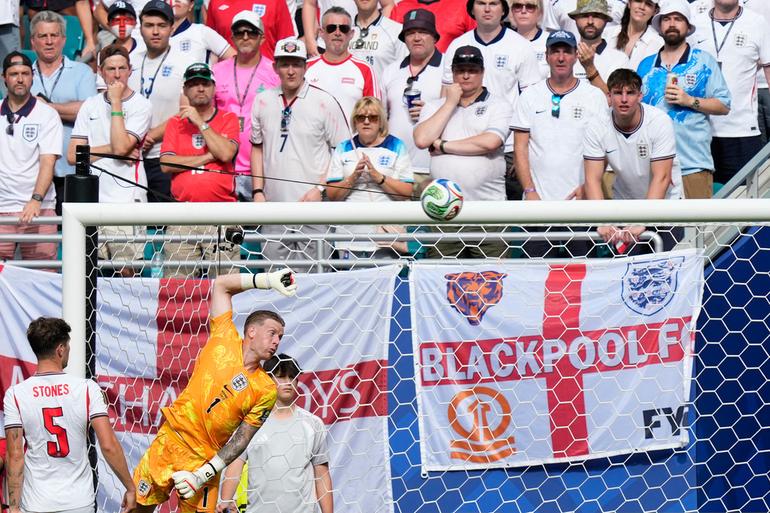 Jordan Pickford ante Noruega | AP