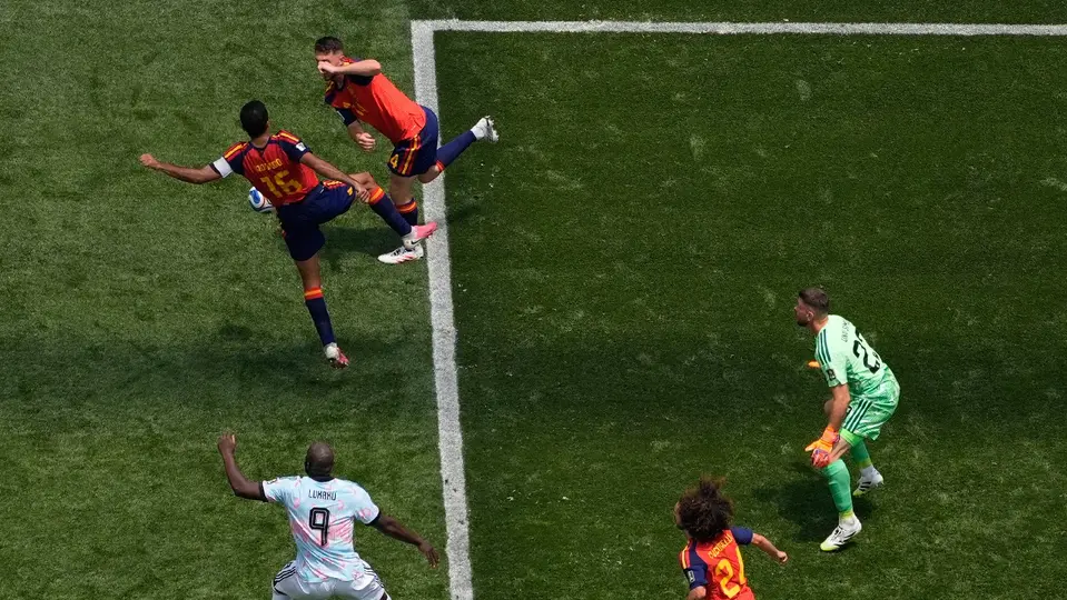 La jugada polémica en el España vs Bélgica | AP
