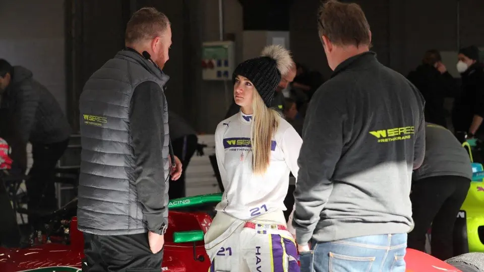 Jessica Hawkins en 2022 con Racing X en la extinta W Series | AFP