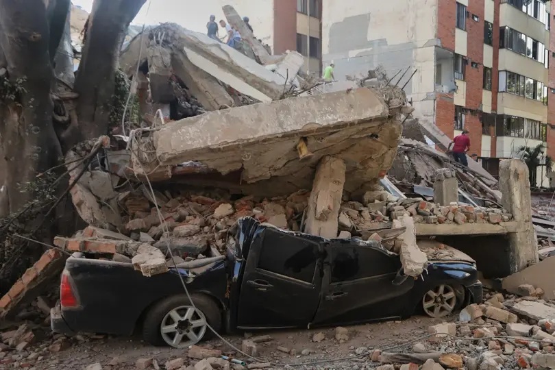 Las autoridades colombianas mantienen activos los operativos de emergencia ante los daños ocasionados por el fuerte movimiento telúrico./ AP