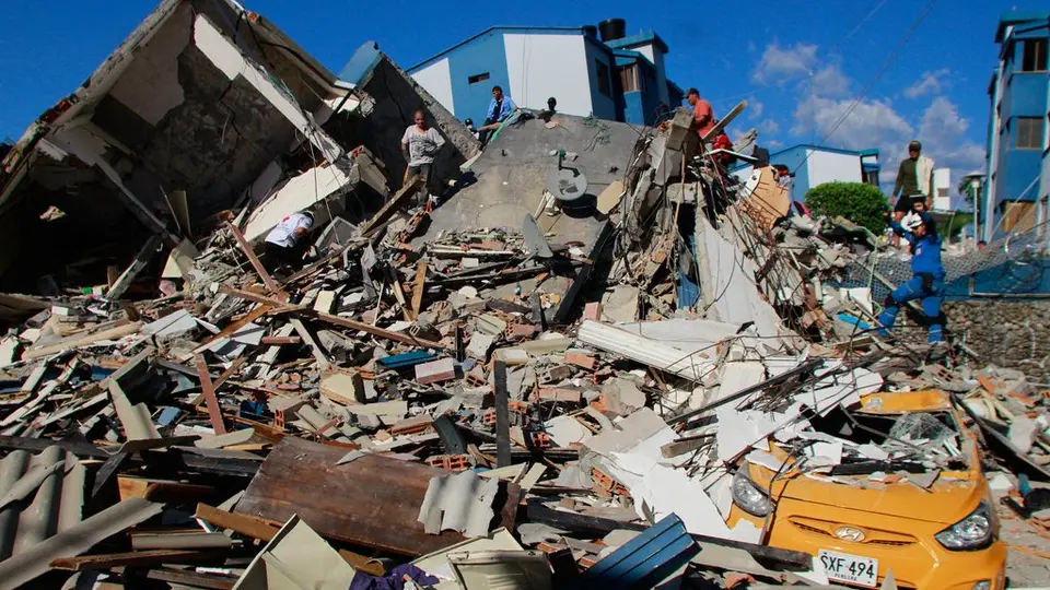 Residentes y rescatitas tras el terremoto en Pereira, Colombia | AP