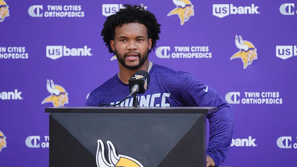 Kyler Murray en conferencia de prensa de los Vikings | AP