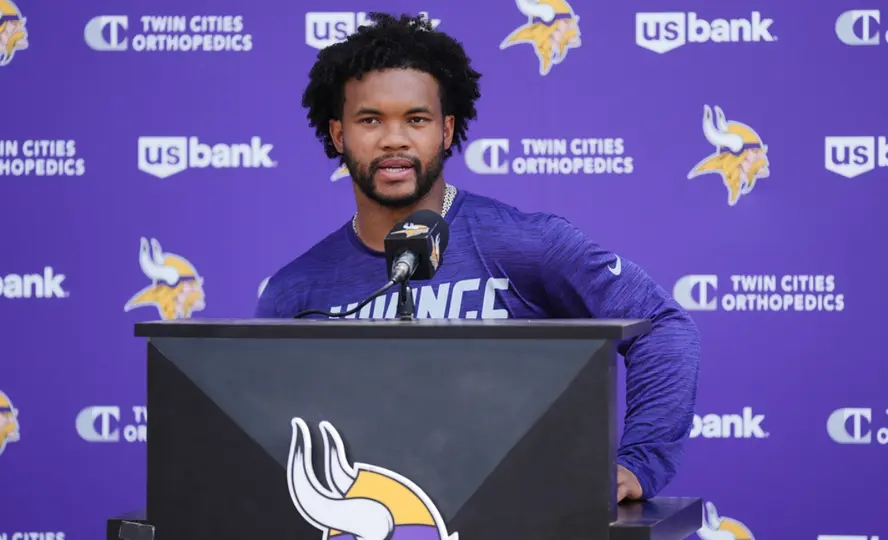 Kyler Murray en conferencia de prensa de los Vikings | AP