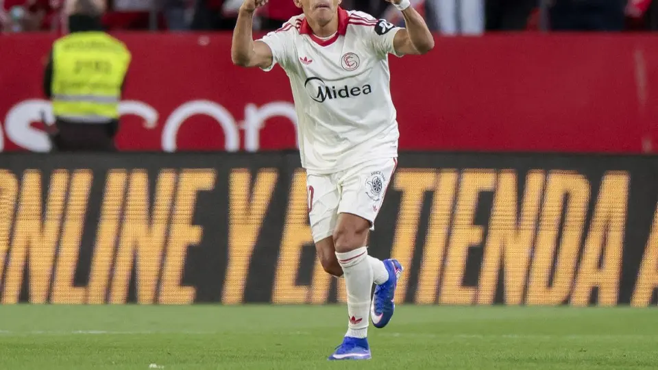 Alexis Sánchez celebrando anotación con el Sevilla | AFP