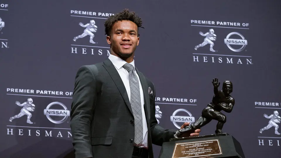 Kyler Murray con el Trofeo Heisman | Especial