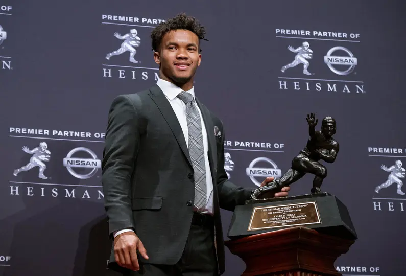 Kyler Murray con el Trofeo Heisman | Especial