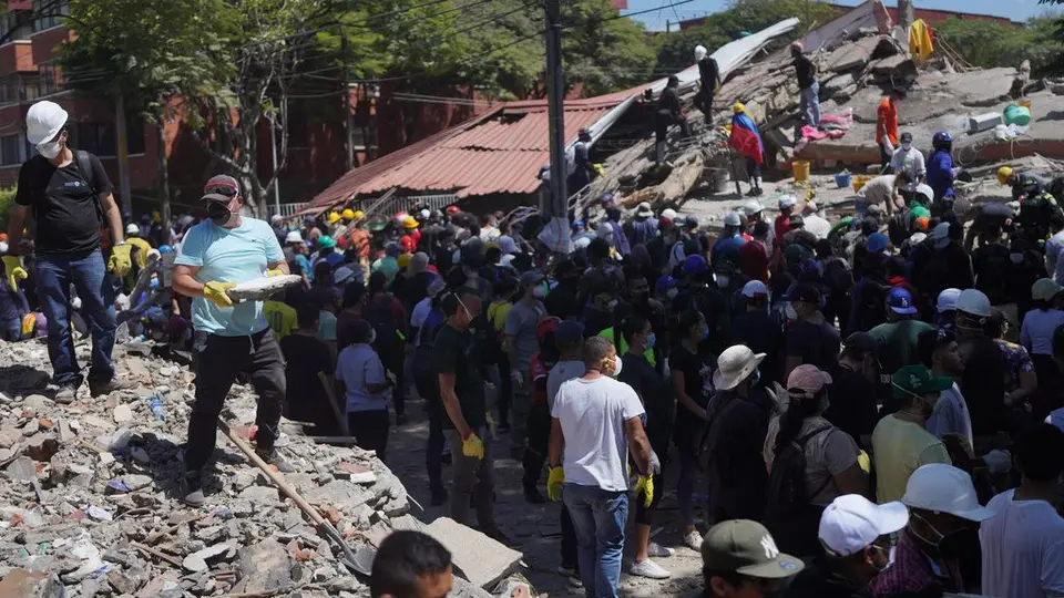Residentes y rescatistas buscan sobrevivientes tras terremoto en Colombia | AP