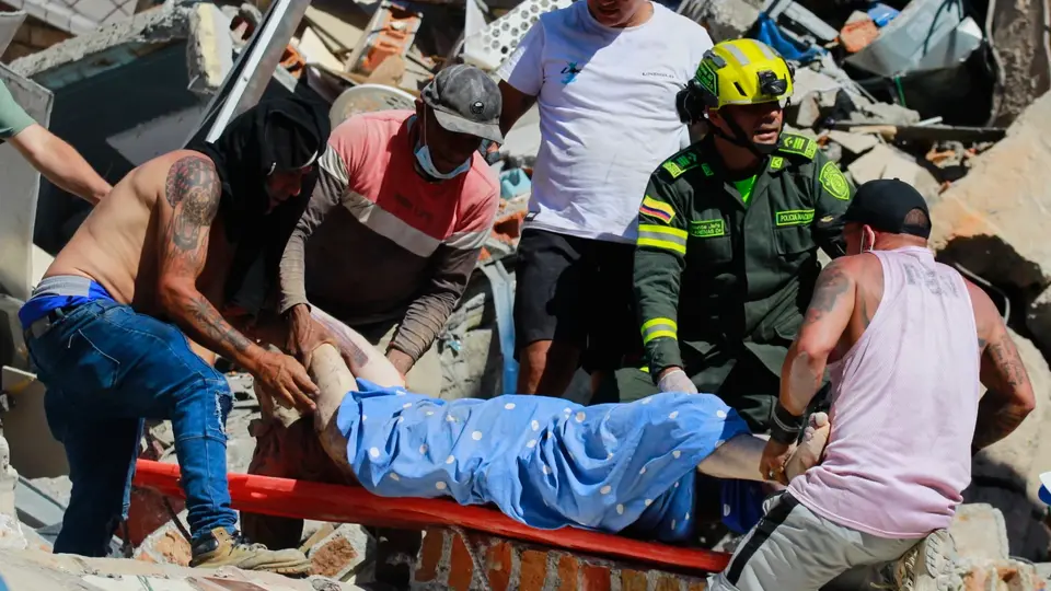 Rescatistas continúan entre los escombros mientras aumenta el balance de víctimas por el terremoto que sacudió Colombia./ AP