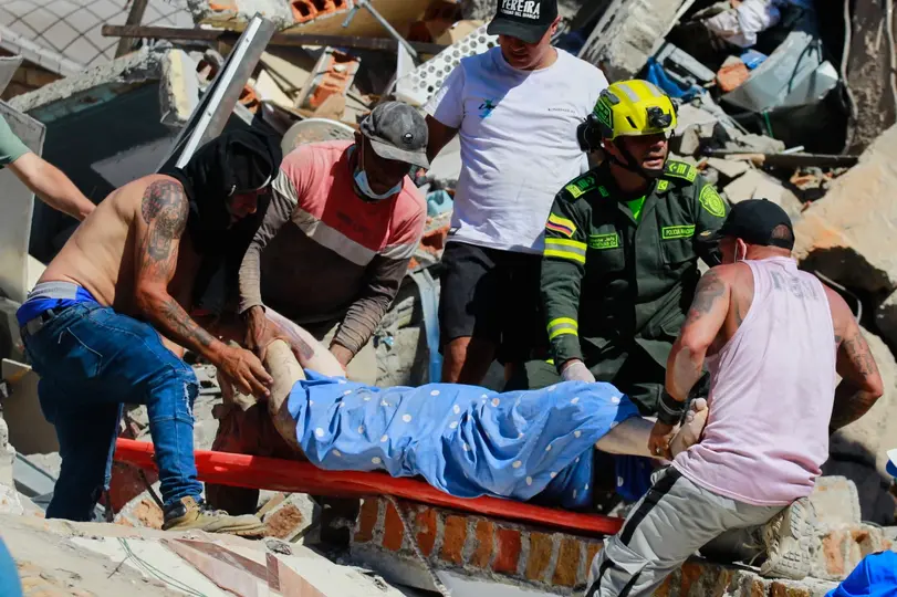 Rescatistas continúan entre los escombros mientras aumenta el balance de víctimas por el terremoto que sacudió Colombia./ AP